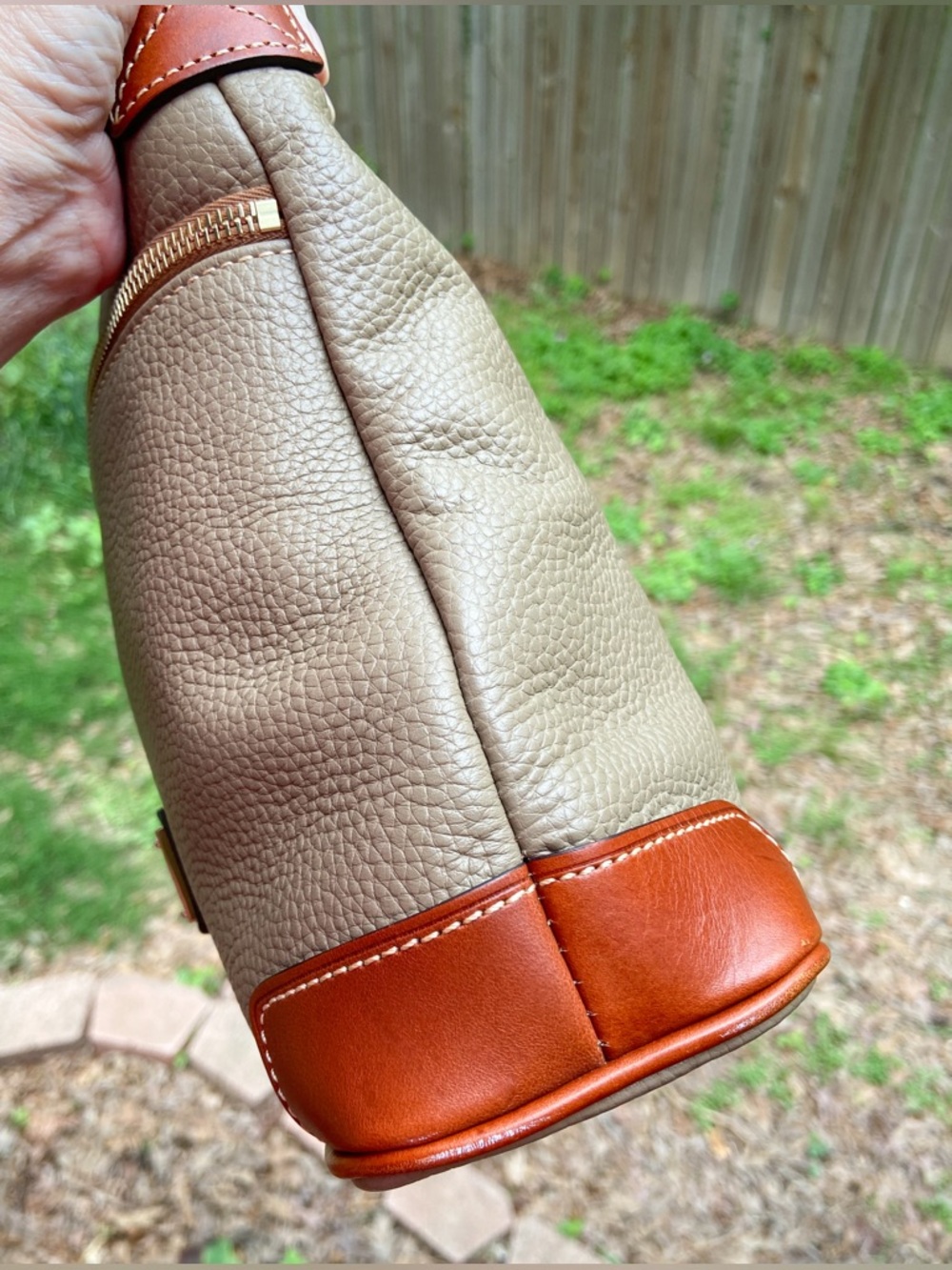 Dooney & Bourke Zippered Leather Crossbody with Red Interior Minimalist Casual - Picture 8 of 17